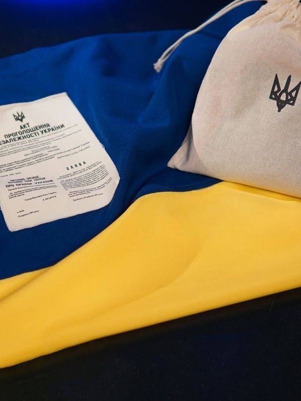 Small Independence Set: Flag and bag 555-02-00333 фото