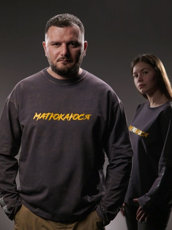 Лонгслів оверсайз &laquo;Матюкаюся&raquo; кольору антрацит 120-02-111 фото